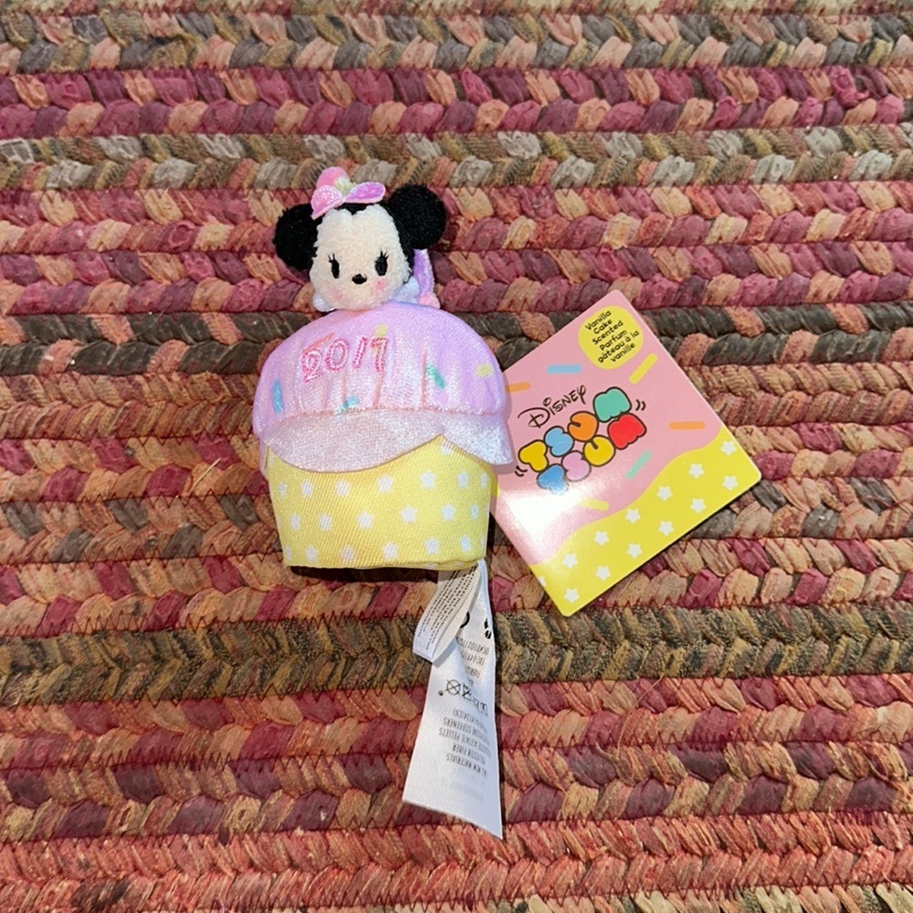 NWT 2017 DISNEY MINNIE TSUM TSUM VANILLA CUPCAKE